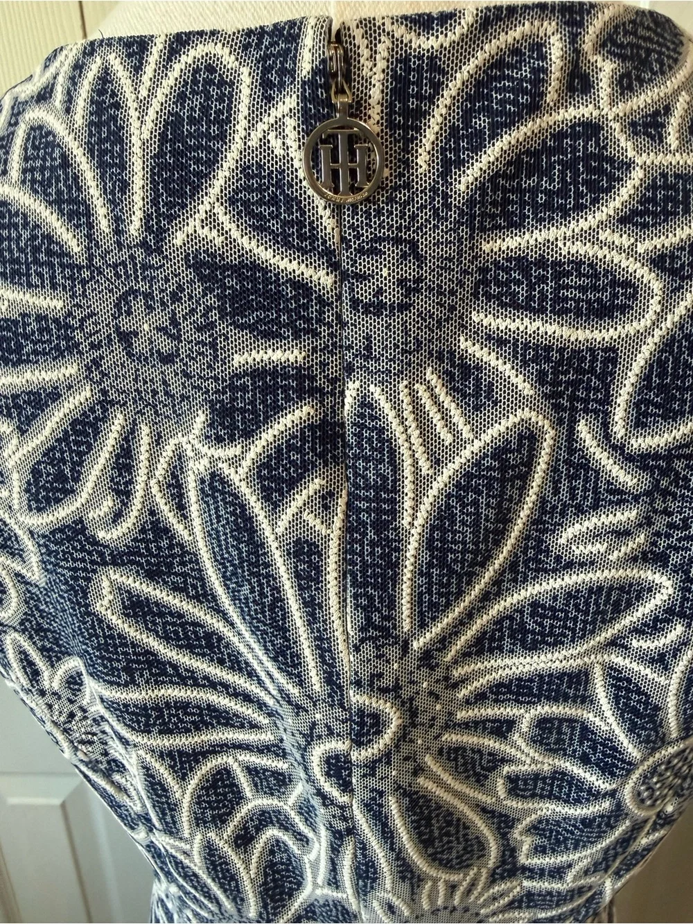 Tommy Hilfiger Floral Fit & Flare Dress Size 4 Navy White Sleeveless V-Neck - Picture 4 of 9